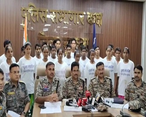 CG NEWS: 1 करोड़ 18 लाख के 23 नक्सलियों ने किया आत्मसमर्पण, हिंसा मुक्त जीवन जीने का लिया फैसला…