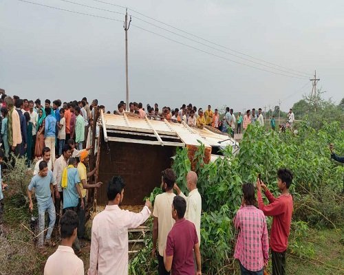 सड़क हादसा: मजदूरों से भरी तेज रफ्तार पिकअप हुई हादसे का शिकार, 3 की हालत की हालत गंभीर, 21 घायल…