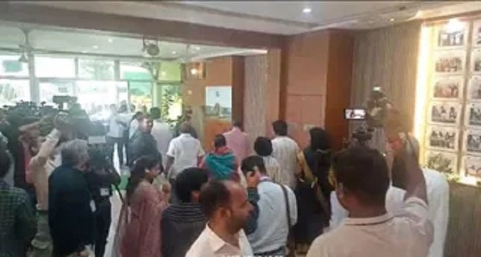 बड़ी खबर : चैतन्य बघेल को हिरासत में लेने पर कांग्रेस विधायकों ने सदन में मचाया हंगामा, विधानसभा की कार्यवाही का किया बहिष्कार…