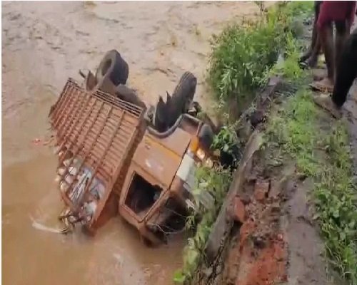 बलरामपुर में बारिश से हाहाकार, गागर नदी उफान पर ! तेज बहाव में अनियंत्रित होकर पुल से गिरा ट्रक