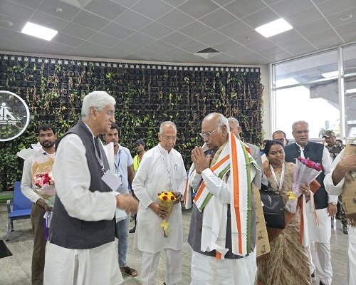 कांग्रेस की किसान-जवान-संविधान सभा में शामिल होने रायपुर पहुंचे राष्ट्रीय अध्यक्ष मल्लिकार्जुन खड़गे